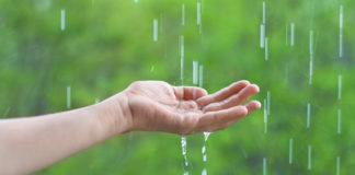hand met regendruppels