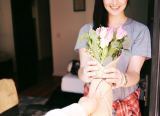 moeder ontvangt boeket bloemen voor moederdag
